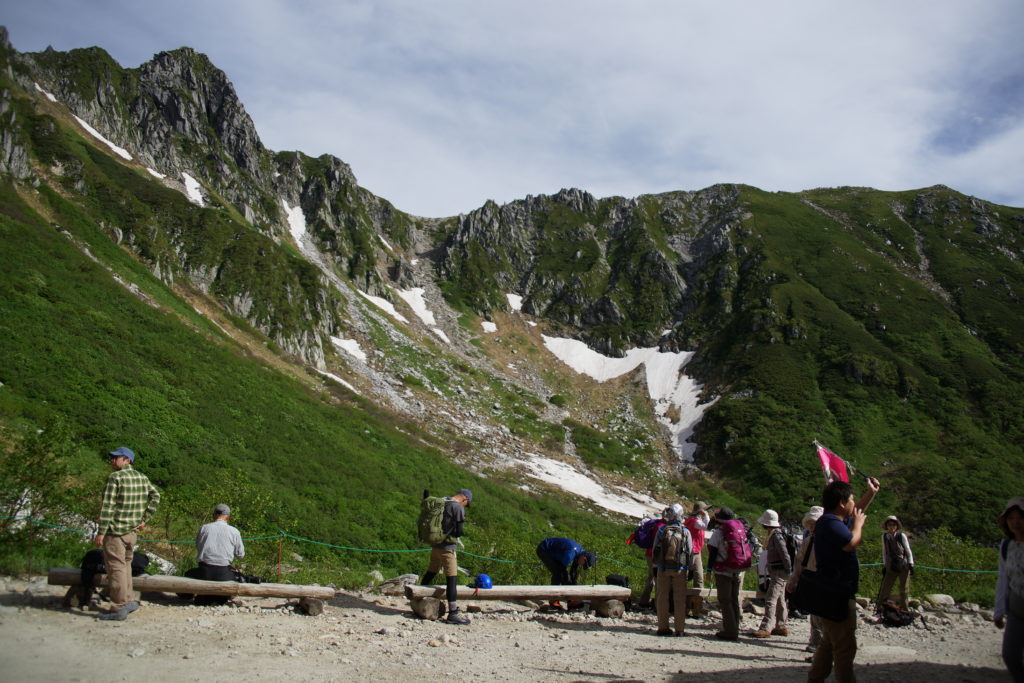 山×ハーモニカ。山×ミュージシャン。山×ラグビーボール。
